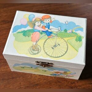 Vintage children’s musical jewelry box